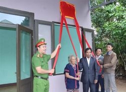 Quảng Nam: Công an huyện miền núi, biên giới Tây Giang bàn giao nhà tình nghĩa tặng gia đình chính sách