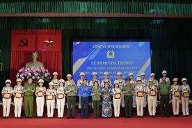Tuyên dương 20 gương mặt phụ nữ, tuổi trẻ Công an Hòa Bình tiêu biểu