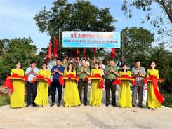 Bến Tre: Khánh thành cầu giao thông nông thôn và trao quà cho gia đình chính sách