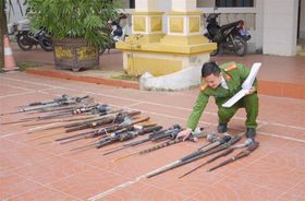 Triển khai thực hiện hiệu quả nhiều giải pháp vận động, thu hồi vũ khí, vật liệu nổ, công cụ hỗ trợ và pháo