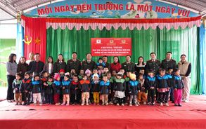 Trao hơn 1.300 chiếc áo ấm tặng các em học sinh miền núi