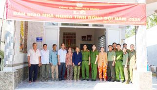 Công an tỉnh Hậu Giang bàn giao nhà nghĩa tình đồng đội tặng thân nhân liệt sĩ Công an nhân dân