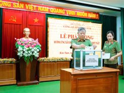 Công an tỉnh Kon Tum cùng “Chung tay xóa nhà tạm, nhà dột nát”