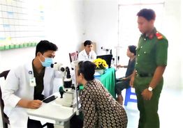 Tuổi trẻ Công an tỉnh Hậu Giang tình nguyện vì sức khỏe nhân dân