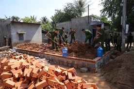 Công an Ninh Thuận chung tay hỗ trợ người dân xóa nhà tạm, nhà dột nát