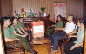 Công an tỉnh Hà Nam thăm, tặng quà các nhân chứng trực tiếp tham gia Kế hoạch phản gián CM12