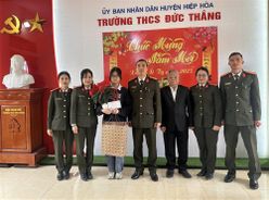 Bắc Giang: “Mẹ đỡ đầu” Công an tỉnh động viên học sinh vượt khó đạt thành tích cao trong học tập