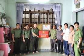 Công an Lâm Đồng hỗ trợ gia đình liệt sĩ sửa chữa, cải tạo nhà