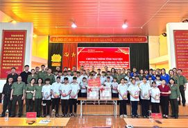 Trao quà tặng các cháu có hoàn cảnh khó khăn do Công an tỉnh Sơn La nuôi dưỡng