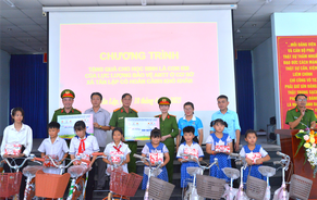 Công an tỉnh Cà Mau tặng quà học sinh là con của lực lượng an ninh trật tự ở cơ sở có hoàn cảnh khó khăn