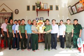 An Giang: Thăm, tặng quà các gia đình chính sách nhân kỷ niệm 50 năm Ngày Giải phóng miền Nam, thống nhất đất nước