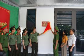 Công an tỉnh Lào Cai trao 2 nhà tình nghĩa cho cán bộ, chiến sĩ