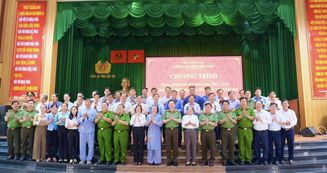 Trao kinh phí hỗ trợ xóa nhà tạm, nhà dột nát trên địa bàn tỉnh Bến Tre