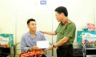 Thăm, động viên cán bộ, chiến sĩ bị thương trong khi làm nhiệm vụ