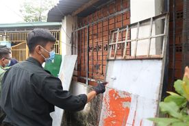 Thanh niên Công an tỉnh Bình Dương sửa chữa nhà Đại đoàn kết cho gia đình có hoàn cảnh khó khăn