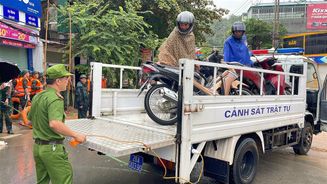 Công an Sơn La kịp thời giúp dân trong mưa lũ
