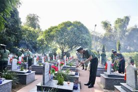 Công an tỉnh Lào Cai dâng hương, dâng hoa tại nghĩa trang liệt sĩ phường Nam Cường, thành phố Lào Cai nhân dịp kỷ niệm 77 năm Ngày thương binh - liệt sĩ