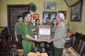 Công an các đơn vị, địa phương tri ân các anh hùng liệt sỹ, người có công với cách mạng