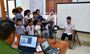 Công an Lào Cai dốc sức thực hiện cao điểm 70 ngày đêm thu nhận hồ sơ cấp thẻ Căn cước cho công dân