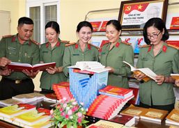 Công an Cần Thơ trưng bày, giới thiệu sách “Danh dự là điều thiêng liêng, cao quý nhất”