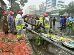 Lực lượng Công an các tỉnh, thành phố giúp nhân dân và chính quyền địa phương khắc phục hậu quả cơn bão số 3