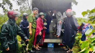 Lực lượng Công an hỗ trợ người dân trên địa bàn tỉnh Hà Tĩnh ứng phó với bão số 4