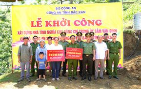 Trao kinh phí xây dựng nhà tặng cán bộ có hoàn cảnh khó khăn tại tỉnh Bắc Kạn