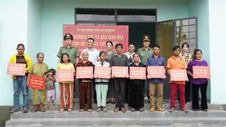Kon Tum: Tổ chức nghiệm thu và bàn giao 10 căn nhà cho hộ nghèo tại xã Kroong