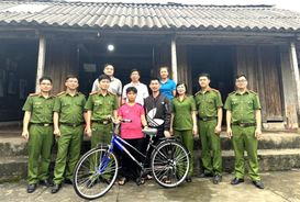 Phú Thọ: Công an xã nhận đỡ đầu 01 học sinh có hoàn cảnh đặc biệt khó khăn