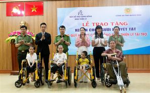 Quảng Bình: Trao tặng xe lăn cho người khuyết tật