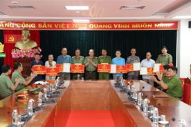 Trao tặng kinh phí hỗ trợ xây dựng và sửa chữa 11 căn nhà Nghĩa tình đồng đội