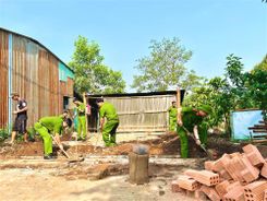 Kon Tum: Công an xã Đăk Ang nỗ lực thi đua xóa nhà tạm, nhà dột nát
