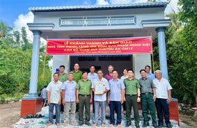 Cà Mau: Bàn giao 02 căn nhà tình nghĩa tặng gia đình người có công và thân nhân liệt sĩ Công an nhân dân