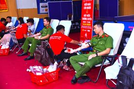 Thanh niên Công an tỉnh Cà Mau tích cực tham gia hiến máu tình nguyện