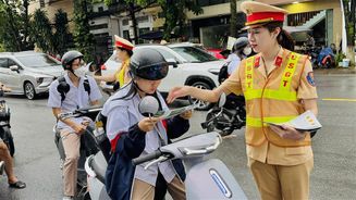 Công an các tỉnh, thành phố đồng loạt ra quân thực hiện cao điểm bảo đảm trật tự an toàn giao thông cho lứa tuổi học sinh