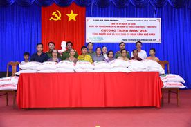 Công an tỉnh Cà Mau trao quà tặng các gia đình có hoàn cảnh khó khăn