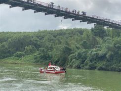 Công an Thừa Thiên Huế triển khai lực lượng tìm kiếm nạn nhân mất tích trong vụ xe chở rác bị rơi xuống sông