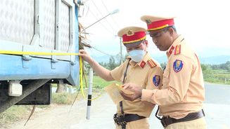 Gia Lai: Siết chặt tình trạng xe chở quá khổ, quá tải trên tuyến quốc lộ 25