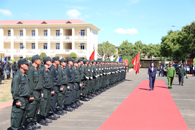 Phó Chủ tịch nước Võ Thị Ánh Xuân chúc Tết cán bộ, chiến sĩ Trung đoàn Cảnh sát cơ động Tây Nguyên