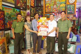 Công an Ninh Thuận thăm, tặng quà chức sắc tôn giáo nhân dịp Lễ Ramưwan 2025