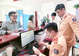 Người dân bày tỏ sự hài lòng khi đến cấp, đổi giấy phép lái xe tại cơ quan Công an