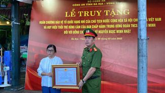 Truy tặng Huân chương bảo vệ Tổ quốc hạng Nhì và Huy hiệu Tuổi trẻ dũng cảm đối với chiến sĩ Cảnh sát Cơ động hy sinh khi thực hiện nhiệm vụ
