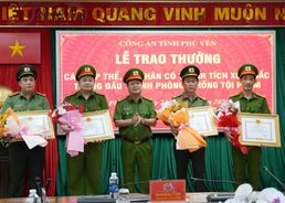 Phú Yên: Trao thưởng cho các tập thể, cá nhân lập công xuất sắc trong chuyên án đánh bạc qua mạng