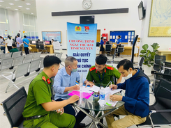 Bình Dương: Tuổi trẻ Công an tỉnh ra quân “Ngày Thứ 7 tình nguyện giải quyết thủ tục hành chính”