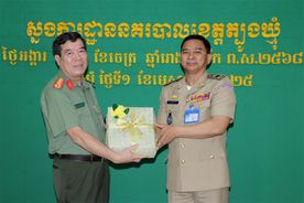 Công an tỉnh Bình Phước chúc tết cổ truyền Chôl Chnăm Thmây tại Campuchia