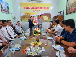 Công an Phú Yên thăm hỏi, chúc mừng các chức sắc tiêu biểu trong Công giáo và Tin Lành nhân Lễ phục sinh năm 2025