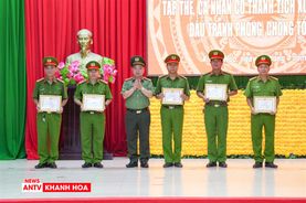 Khánh Hòa: Khen thưởng đột xuất thành tích điều tra, truy xét nhanh đối tượng giết người cướp tài sản