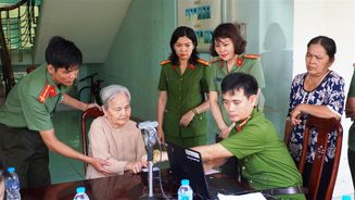 Thu nhận mẫu ADN cho thân nhân liệt sỹ chưa xác định danh tính trên địa bàn tỉnh Long An