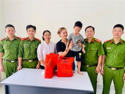Hai cán bộ Công an huyện kịp thời cứu sống bé trai bị đuối nước