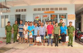 Vận động người dân giao nộp vũ khí, vật liệu nổ, công cụ hỗ trợ và pháo tại thành phố Vĩnh Long